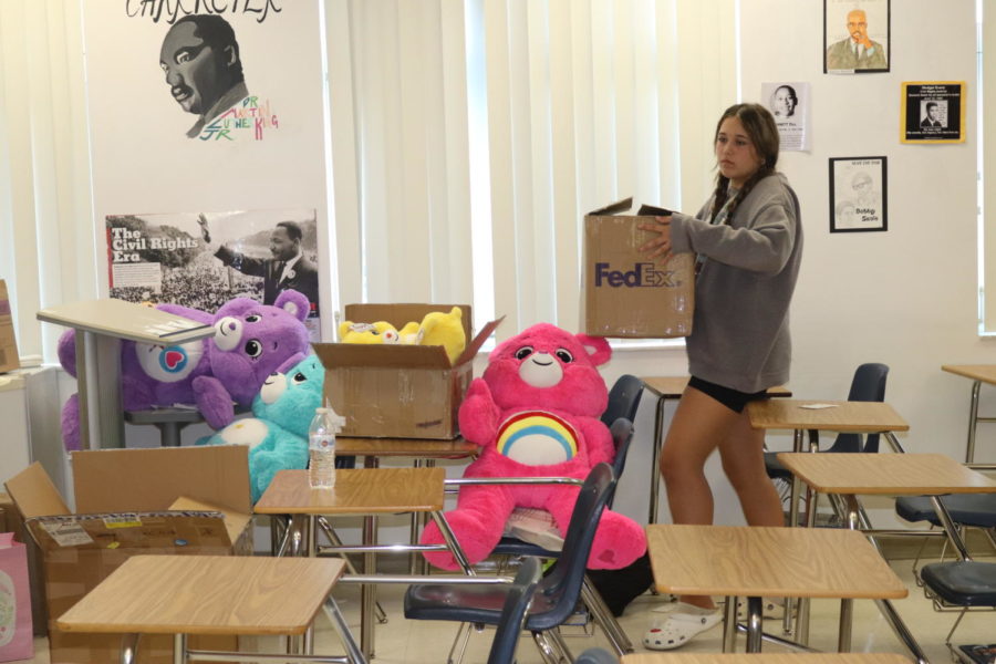 Freshman+Natalia+Roque+helps+sort+boxes+in+social+studies+teacher+Richard+Nagy%E2%80%99s+classroom+during+her+free+period.+Nagy+organized+a+toy+and+clothing+drive+challenge+between+the+school+and+Broward+Sheriff%E2%80%99s+Office+for+students+in+need+at+Pompano+Beach+Elementary+School.+The+toys+and+clothes+were+distributed+Dec.+7.+